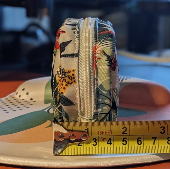 Lug Bobsled Eyeglass Case - Wildlife Cream, LIKE NEW 🌟 GREAT PRINT PLACEMENT 🌟 - Picture 6 of 7